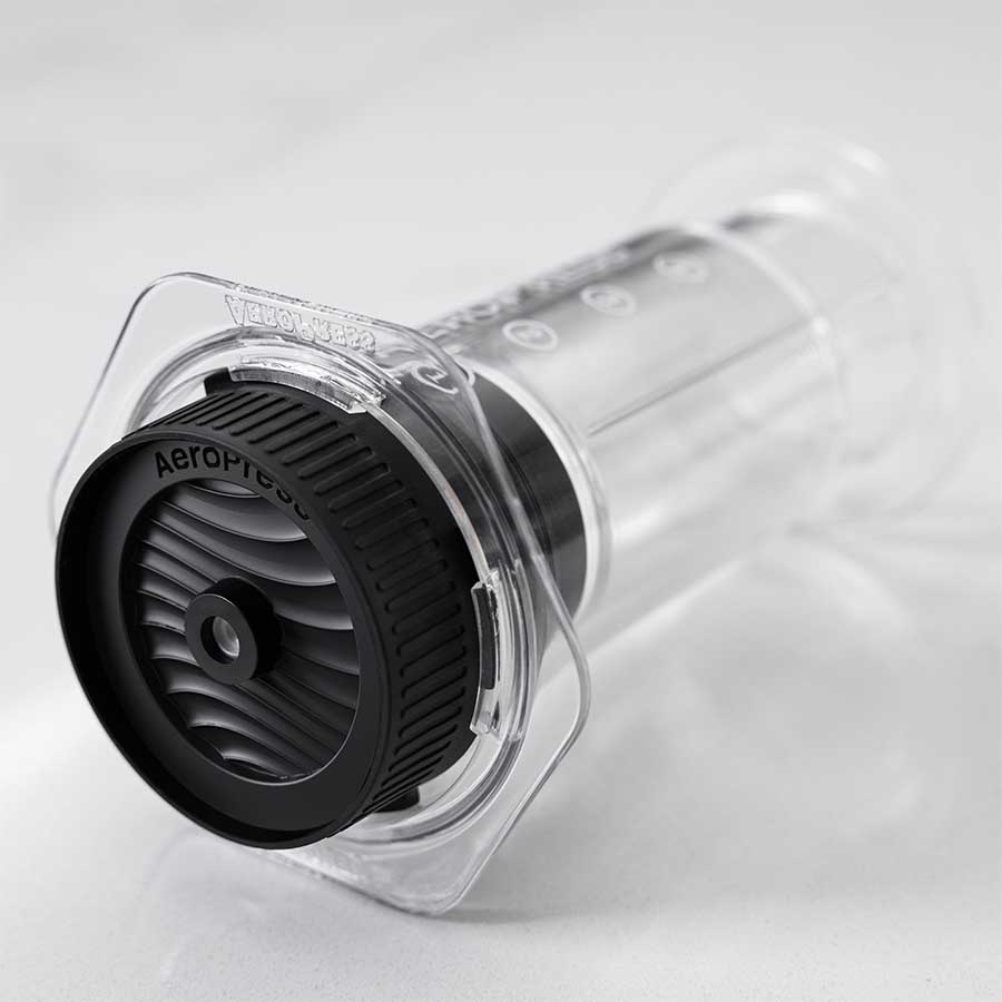 AeroPress Flow Control Filter Cap auf AeroPress Clear
