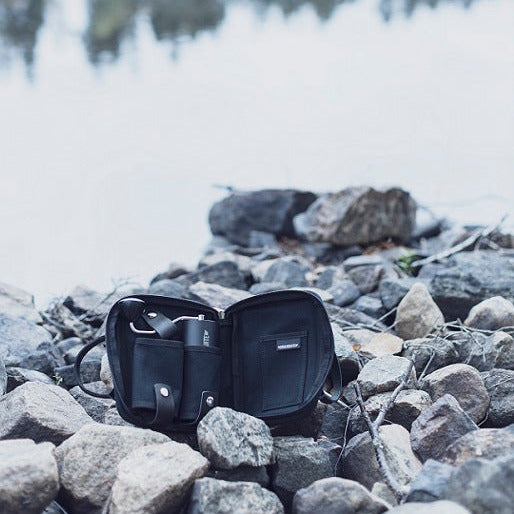 Comandante Travel Bag Black innen mit Comandante Handmühle