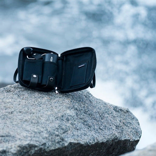 Comandante Travel Bag Black innen mit Comandante Handmühle