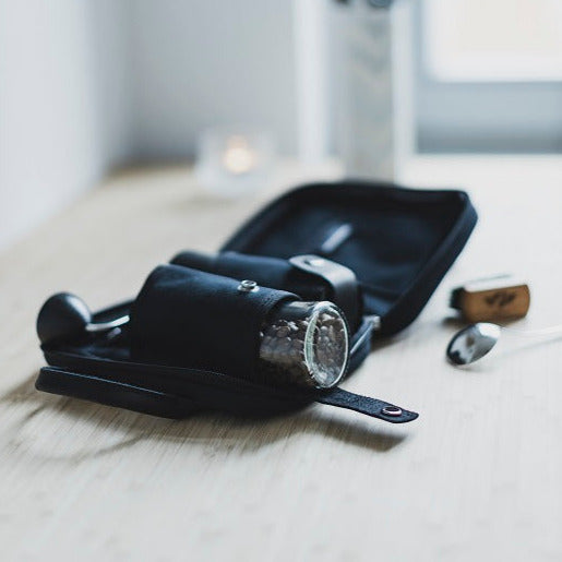 Comandante Travel Bag Black mit Comandante Handmühle mit Kaffeebohnen