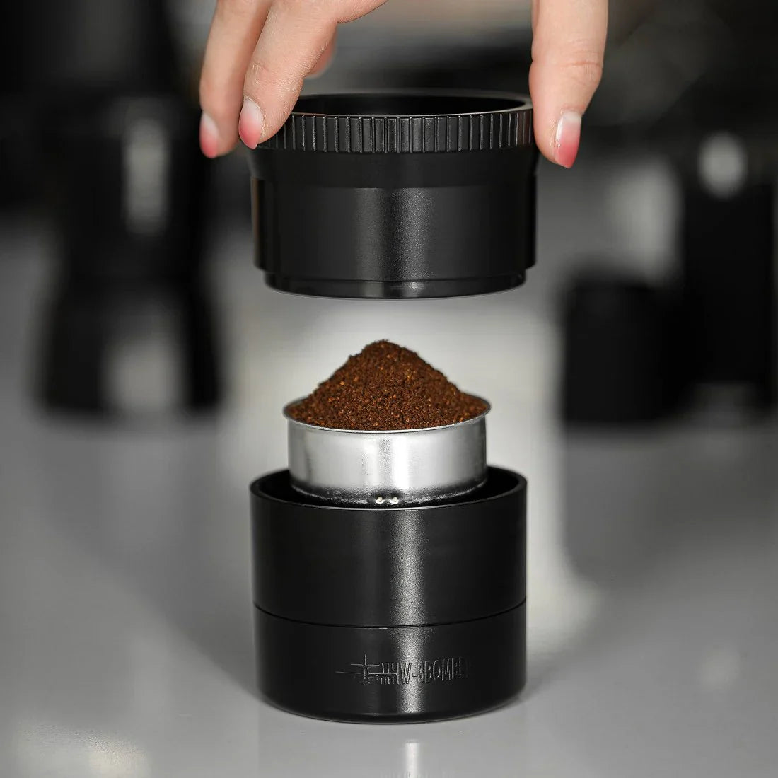 MHW-3BOMBER Cyclone Moka Pot Coffee Distributor schwarz