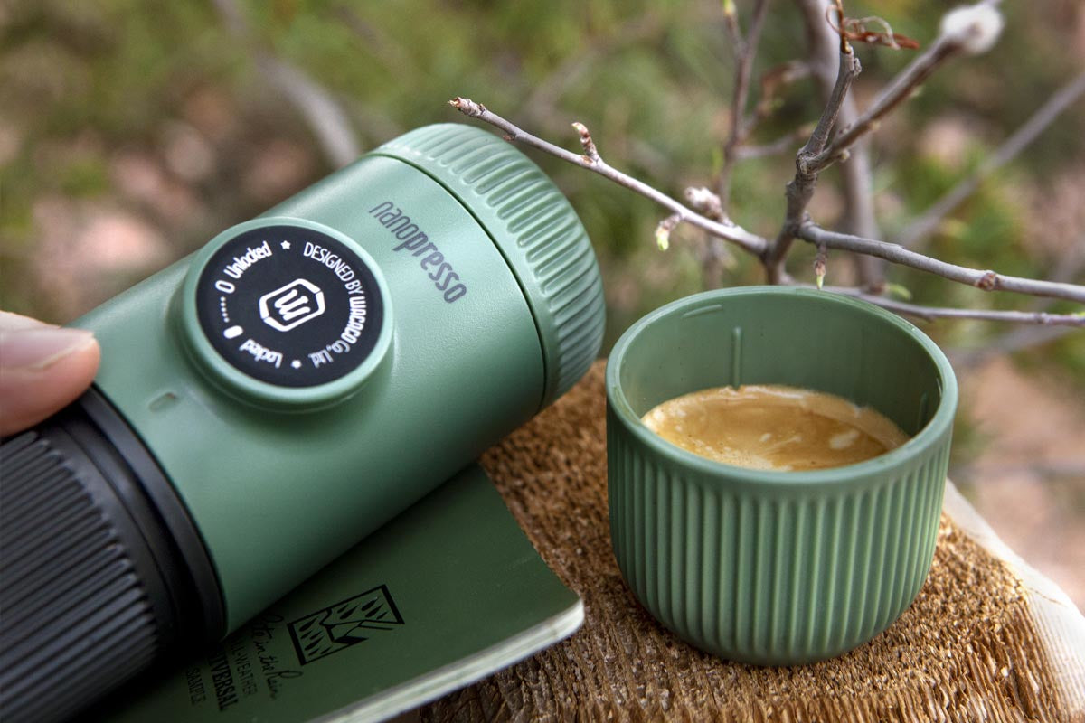 Wacaco Nanopresso tragbare Espressomaschine mit Schutzhülle in Moos Grün