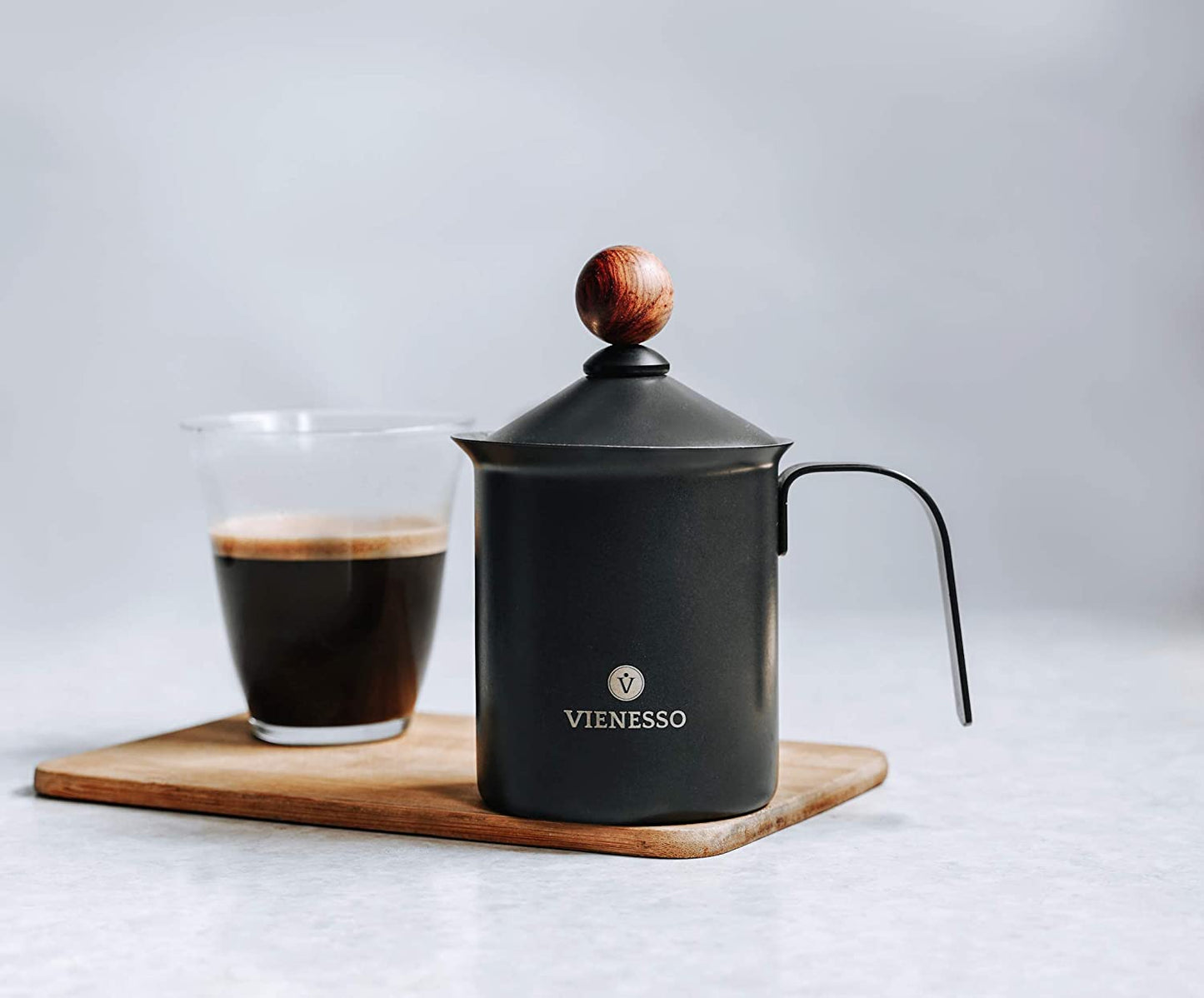 Manueller Hand-Milchaufschäumer aus Edelstahl mit Doppelsieb